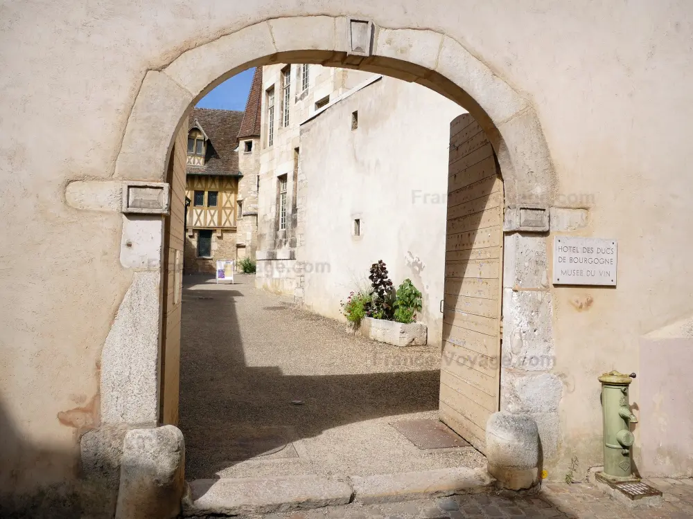 Beaune - Portail d'entrée de l'hôtel des Ducs de Bourgogne - Musée du Vin de Bourgogne