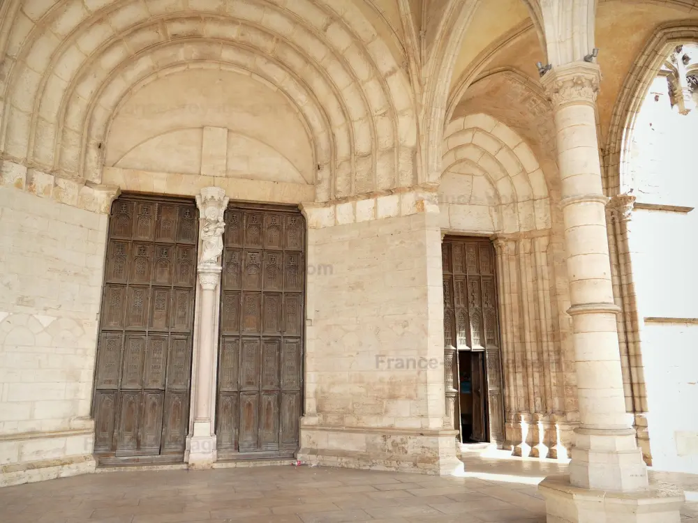 Beaune - Portails de la basilique collégiale Notre-Dame