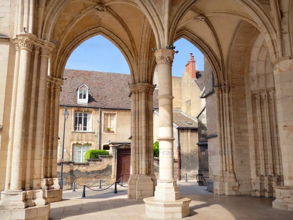 Beaune - Porche de la basilique collégiale Notre-Dame