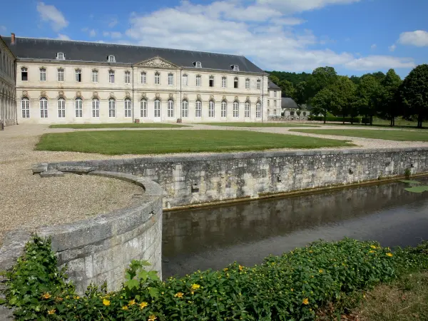 Le Bec-Hellouin - Bec-Hellouin abbey: convent buildings of the Notre-Dame du Bec Benedictine abbey, park and river Bec