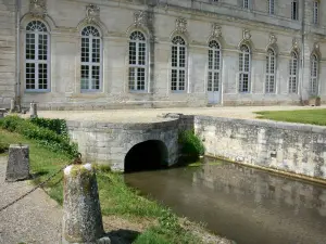 Le Bec-Hellouin - Bec-Hellouin abbey: old refectory home to the new abbey church, and Bec river