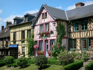 Le Bec-Hellouin - Facades of flower-bedecked half-timbered houses