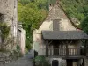 Belcastel - Las casas y las calles empedradas del pueblo medieval