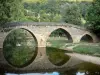 Belcastel - Puente viejo que refleja en las aguas del río Aveyron