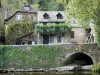 Belcastel - Las fachadas de las casas y el río Aveyron