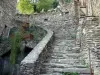 Belcastel - Las escaleras y las paredes de piedra