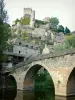 Belcastel - Puente viejo sobre el Aveyron, se encuentra el pueblo medieval y el castillo que domina el conjunto Belcastel