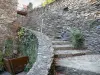 Belcastel - Carriles pavimentados escaleras y muros de piedra