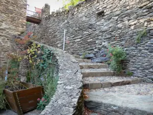 Belcastel - Paved stairway and stone walls