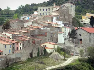Bélesta - Iglesia, Museo del Castillo y las fachadas de las casas en el pueblo