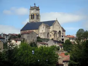 Bellac - Notre Dame kerk en huizen in de stad