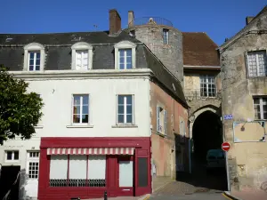 Bellême - Façades de maisons de la place de la République et porche (vestige des anciens remparts) en arrière-plan ; dans le Parc Naturel Régional du Perche