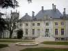 Belley - Palais épiscopal de style classique abritant la bibliothèque municipale, parc et clocher de la cathédrale Saint-Jean-Baptiste ; dans le Bas-Bugey