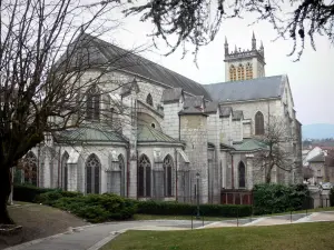 Belley - Chevet de la cathédrale Saint-Jean-Baptiste et parc du palais épiscopal ; dans le Bas-Bugey