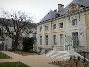 Belley - Bischöflicher Palast bergend die Stadtbücherei, Park und Kathedrale Saint-Jean-Baptiste