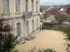 Belley - Façade du palais épiscopal, cour et maisons de la vieille ville