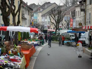 Belley - Marktstände des Samstag Marktes und Häuserfassaden in der Altstadt