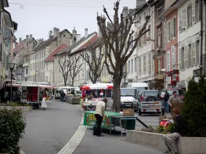 Belley - Stands du marché du samedi matin, arbres et façades de maisons de la vieille ville