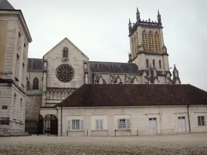 Belley - Glockenturm der Kathedrale Saint-Jean-Baptiste und Hof des bischöflichen Palastes