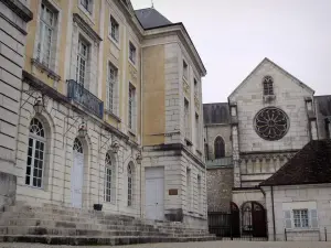 Belley - Bischöflicher Palast bergend die Stadtbücherei und Kathedrale Saint-Jean-Baptiste