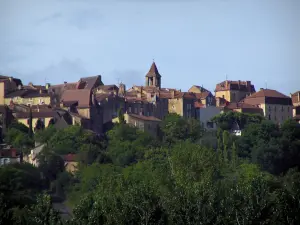 Belvès - Torre de la iglesia, los árboles y las casas de la aldea, en el Périgord negro