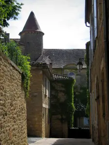 Belvès - Narrow street of the medieval town, in Black Périgord