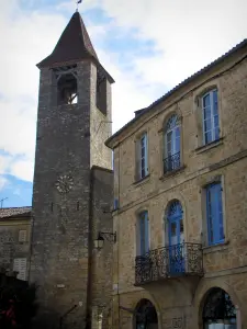 Belvès - Campanario y las casas de la ciudad medieval, en el Périgord