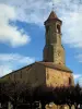 Belvès - Chiesa del borgo medievale tra le nuvole e cielo blu, in Périgord nero