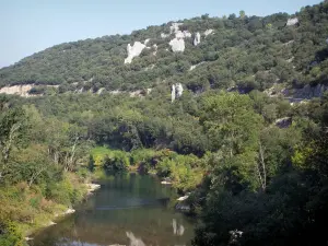 Bergengte van Cèze - Cèze rivier, bomen langs het water, kliffen en rotsen