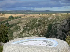 Bergengte van Chassezac - Standpunt van het standpunt van Chassezac met uitzicht over de kloven graniet in het Parc National des Cevennes