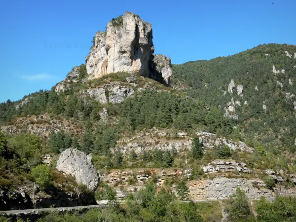 Bergengte van de Jonte - Saint-Gervais rots met uitzicht op de kloof weg, in het Parc National des Cevennes