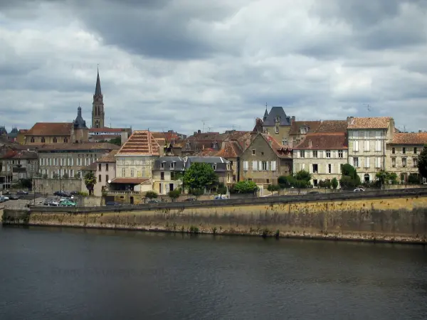 Bergerac - Uitzicht op de toren van de kerk van St. Jacques, de klokkentoren van de Notre Dame op de achtergrond, de huizen van de oude stad en de rivier (de Dordogne) met een stormachtige hemel, in de Dordogne vallei