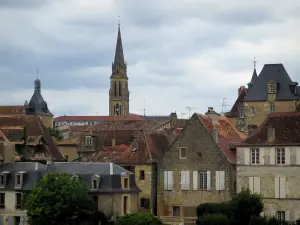 Bergerac - Toren van de kerk van Saint-Jacques (links), de kerktoren van de Onze-Lieve-Vrouw en huizen in de oude stad met een stormachtige hemel, in de Dordogne vallei