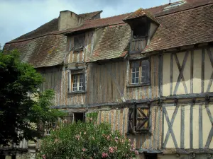 Bergerac - Gevels van huizen met houten zijkanten