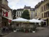 Bergerac - Terrasse eines Restaurants, Brunnen und Häusern des Platzes Pelissière, im Tal der Dordogne