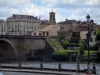 Bergerac - Strassenleuchte vorne, mit Blick auf den Fluss (die Dordogne), Brücke und Häuser, im Tal der Dordogne