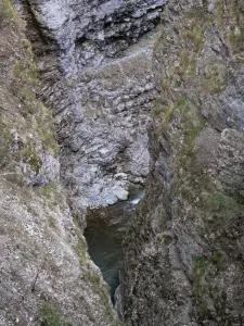 Bergketen van Les Etroits - Gorge rivier bekleed met rotswanden, in Devoluy