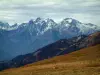 Bergpas van la Madeleine - Alpine Pass, met uitzicht op de weilanden (bergweiden) en de Belledonne