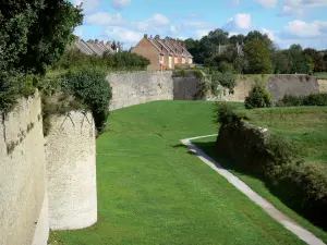 Bergues - Remparts (fortifications, enceinte) de la ville fortifiée