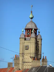 Bergues - Carillon du beffroi et toits de maisons