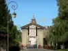 Bergues - Tor Cassel, Glockenspiel des Glockenturms im Hintergrund, Strassenlaterne und Bäume