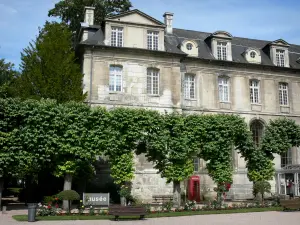 Bernay - La entrada al Museo de Bellas Artes y el jardín adornado con bancos, árboles y flores