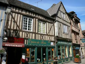 Bernay - Con marcos de madera casas y comercios de la Ciudad Vieja