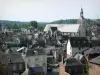 Bernay - Vista del campanario de la Iglesia Santa Cruz y los techos de las casas en la ciudad