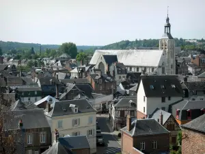 Bernay - Vista del campanario de la Iglesia Santa Cruz y los techos de las casas en la ciudad