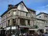 Bernay - Facciate di case con pareti di legno e bar marciapiede della Rue Thiers