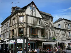 Bernay - Gevels van huizen met houten zijkanten en eetcafe van de Rue Thiers