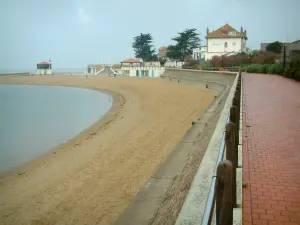 La Bernerie-en-Retz - Promenade, plage de sable, bassin d'eau de mer et maisons de la station balnéaire