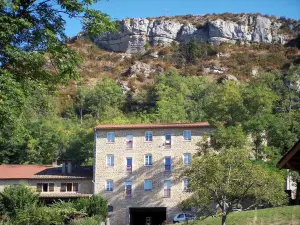 Berzé-la-Ville - Coche roccia che domina le case del villaggio