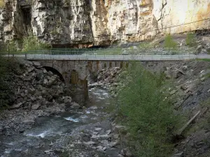 Bès valley - Verdaches water gap: bridge spanning the River Bès and rock face